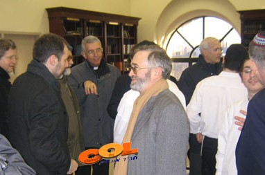 הקתולים מצרפת הגיעו ל'אהלי תורה' וביקרו בספריה