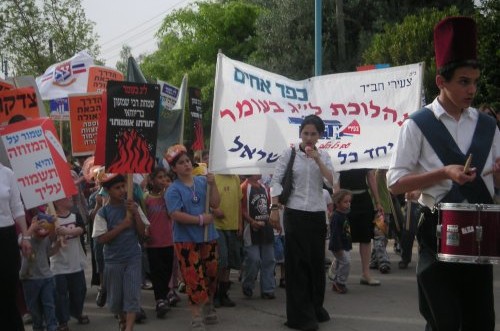 כפר-אחים: התהלוכה הססגונית הייתה מוקד משיכה