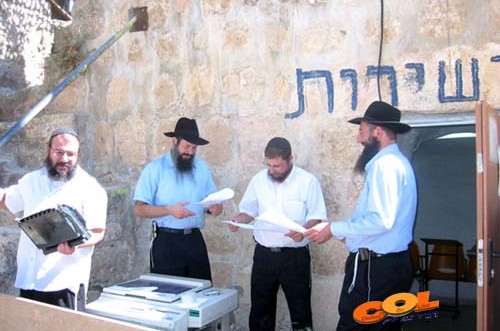 הדפסת ספר ה'תניא' בבית הכנסת על ציון ישי ורות