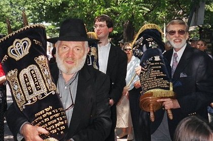 קהל רב בהכנסת ספר תורה בסדרהוסט