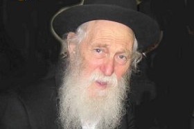 הרב משה גרינברג יושב 'שבעה' על אחותו 