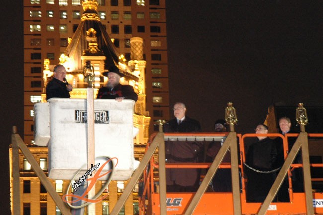 ראש עיריית ניו-יורק הדליק את המנורה הגדולה בעולם