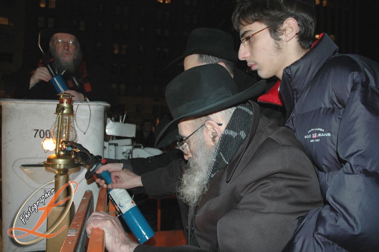 הרב רסקין הדליק את המנורה הגדולה בעולם