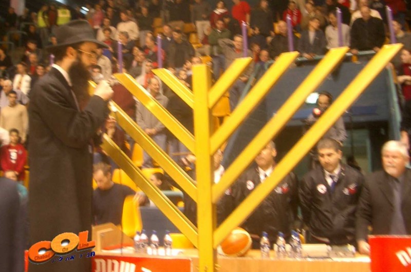 הדקלת נרות במשחק הכדורסל בירושלים