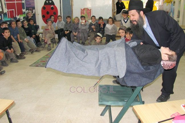 ובתפקיד הקוסם: השליח הרב ויקטור עטייה ובתפקיד הקוסם: השליח הרב ויקטור עטייה
