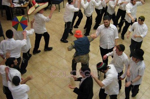 מרבים בשמחה בישיבת 'אור אלחנן' בקליפורניה מרבים בשמחה בישיבת 'אור אלחנן' בקליפורניה