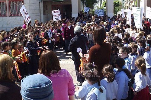 ילדי קריית ארבע וחברון בביקור מרגש בנחלת הר-חב