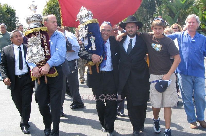 ניצולי ליל הבדולח תרמו ספר תורה לבית חב