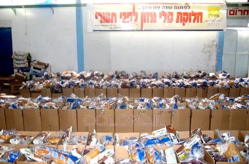 צפת: מאות משפחות קיבלו חבילות סיוע לחגים