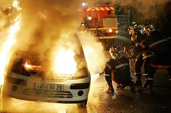 המהומות בפריז: 2 רכבים של משפחות אנ