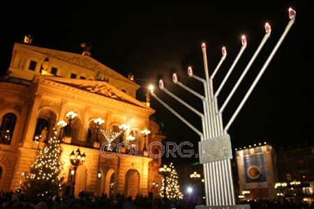 1000 איש בהדלקת מנורת ענק במרכז פרנקפורט