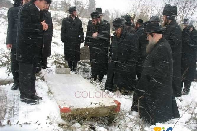 קבוצת רבנים בקבר 'בעל הסמיכת חכמים' בטורקיה