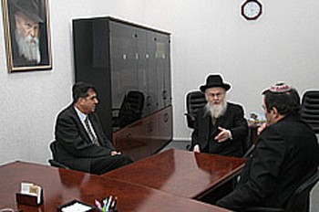 הרב חייקין נפגש עם בכירים בשגרירות ישראל בקייב