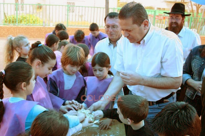 הוד השרון: ראש העיר התרשם ממאפיית המצות 