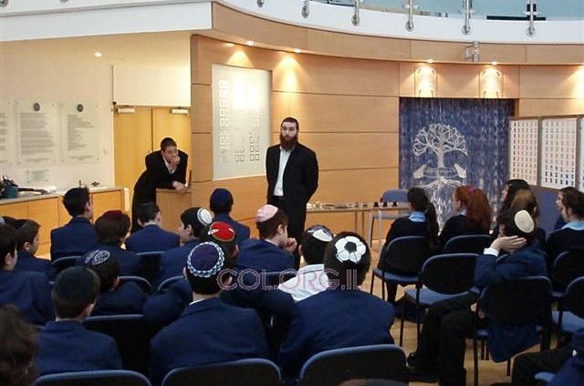 לונדון: מבצע מזוזה גדול בבית הספר היהודי 