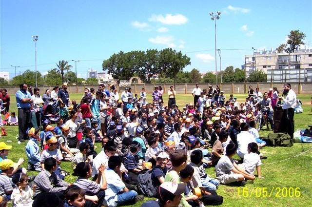 קריית שלום: הילדים טעמו חרובים