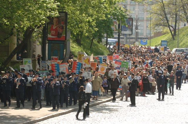 מפגן של אחדות בתהלוכה הגדולה והמרכזית באוקראינה