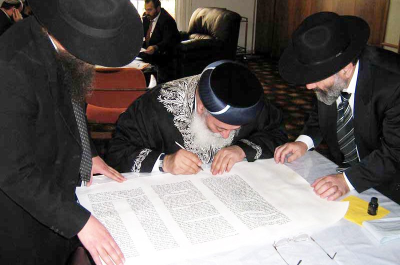 הראשון לציון כתב אות בספר התורה לזכות יהודי קזחסטאן 