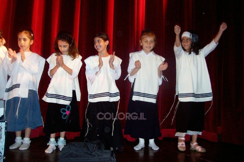 הורים וילדים במופע הסיום של בית-ספר חב