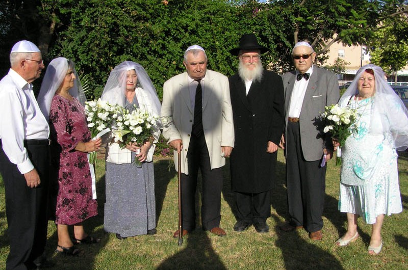 שמחה משולשת בקריית גת: חתונות יהודיות