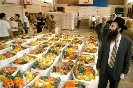 בית מרכז החסד בחולון חילק מאות חבילות מזון 