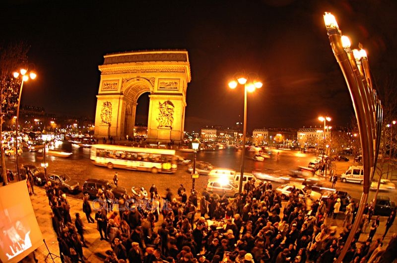 פאריז: הדלקת נרות חנוכה ב'שער הניצחון'