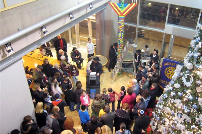 ראש העיר השתתף בהדלקת חנוכיה מלוגו בריטשמונד