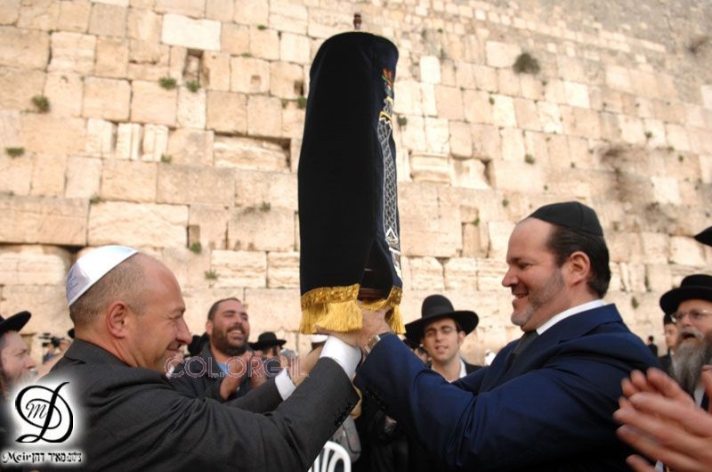 7 ספרי-תורה הוכנסו לכותל-המערבי: גלריה 2 7 ספרי-תורה הוכנסו לכותל-המערבי: גלריה 2