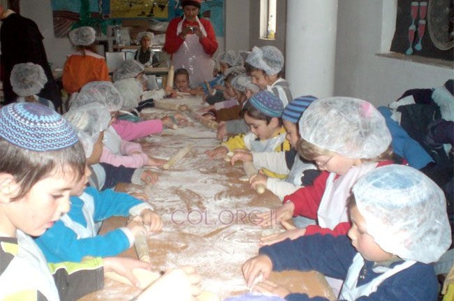 מאות ילדים מחברון במאפיית המצות של בית חב
