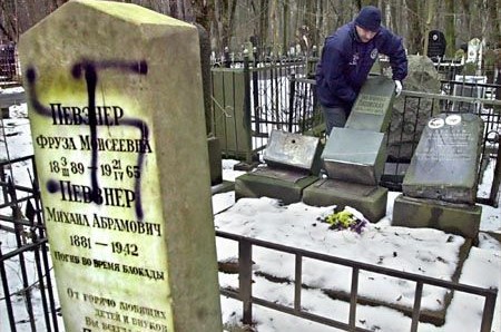 צרפת: 53 קברי יהודים חוללו בבית הקברות בלִיל