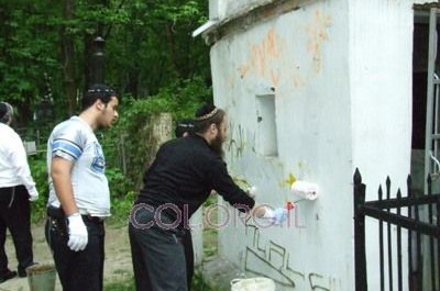 קייב: מבצע ניקוי בית העלמין הישן קייב: מבצע ניקוי בית העלמין הישן