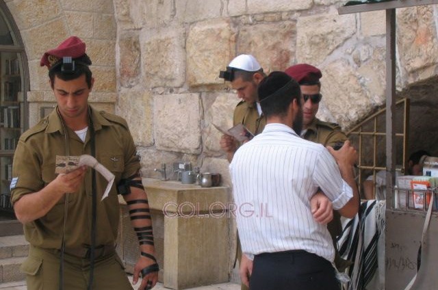 'יום ירושלים': אלפים הניחו תפילין בדוכן צאגו
