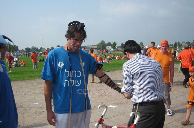 הולנד: תפילין במגרש הכדורגל עם האוהדים הישראלים