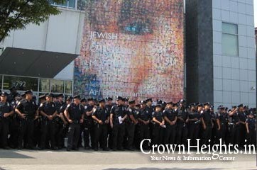 השוטרים התאספו בפתח מוזיאון הילדים