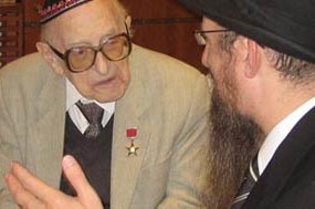 היהודי הזקן בעולם חגג עם חב