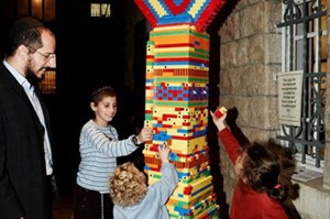 ירושלים: בנו חנוכייה מ-5,000 חלקים