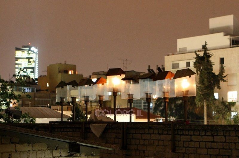 נרות החנוכה מאירים ללא הפסקה את תל אביב