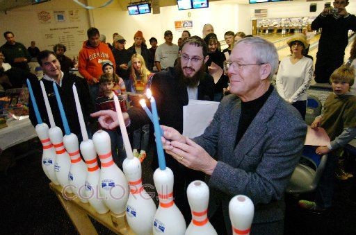 הסנטור היהודי הדליק נרות בבקבוקי 'באולינג'