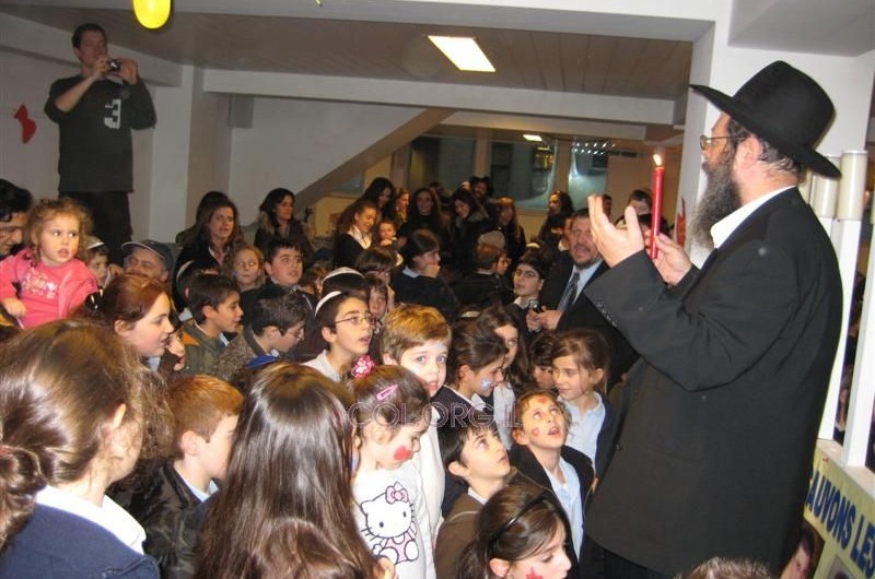 אנטוורפן, בלגיה: מאות ילדים נהנו בתוכנית חנוכה עשירה