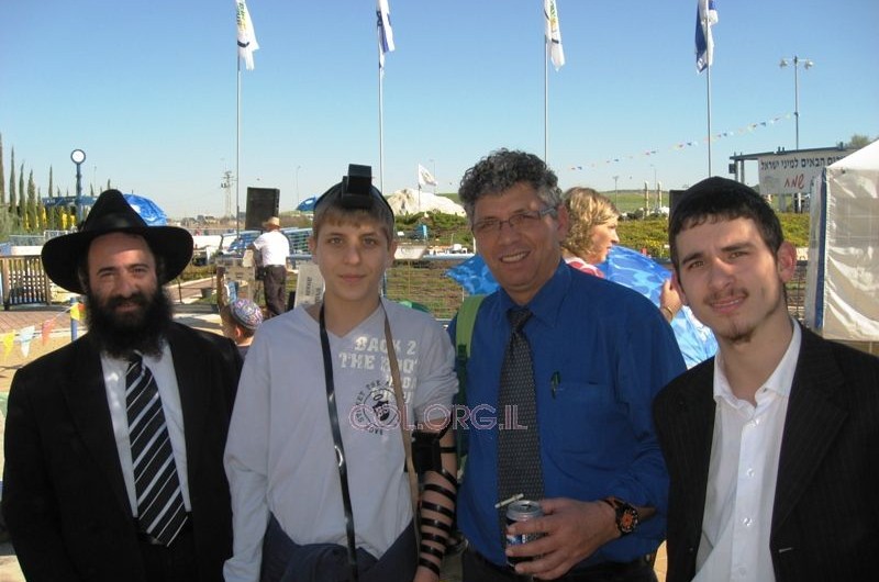 ילדי אגד הניחו תפילין ושמעו על חג החנוכה