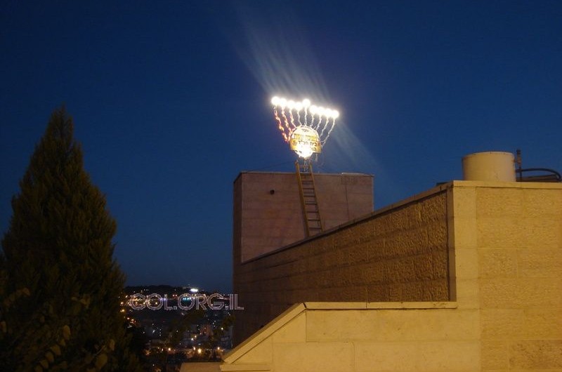 אור חנוכה האיר את שכונת הולילנד ירושלים