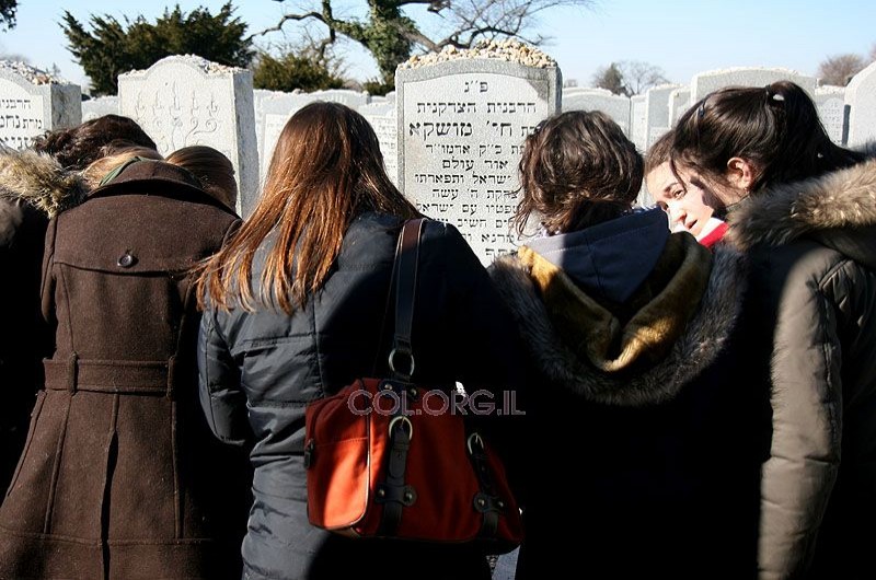 היום: 20 שנה לפטירת הרבנית ● וידאו מההלוויה