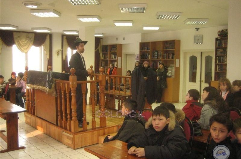 אלמא-אטא: קבוצת ילדים ערכה ביקור בבית הכנסת בעיר