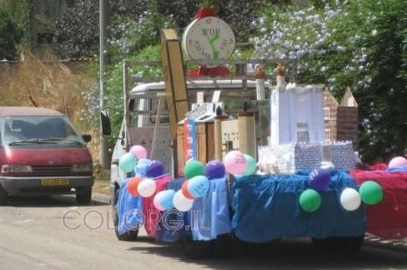 רחובות: הכביש הראשי נחסם על-ידי מאות ילדים