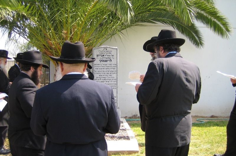 השלוחים עלו לקברו של הרב אברהם לויטנסקי ע
