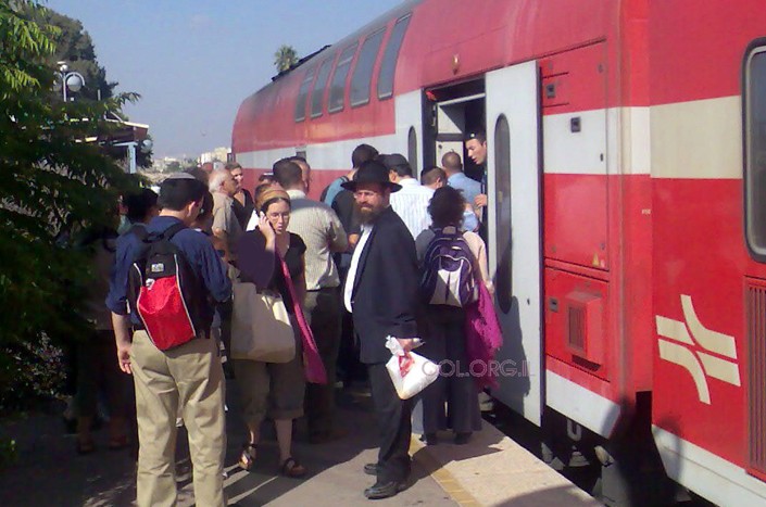 בעיצומה של השבת: רכבת עברה בכפר-חב