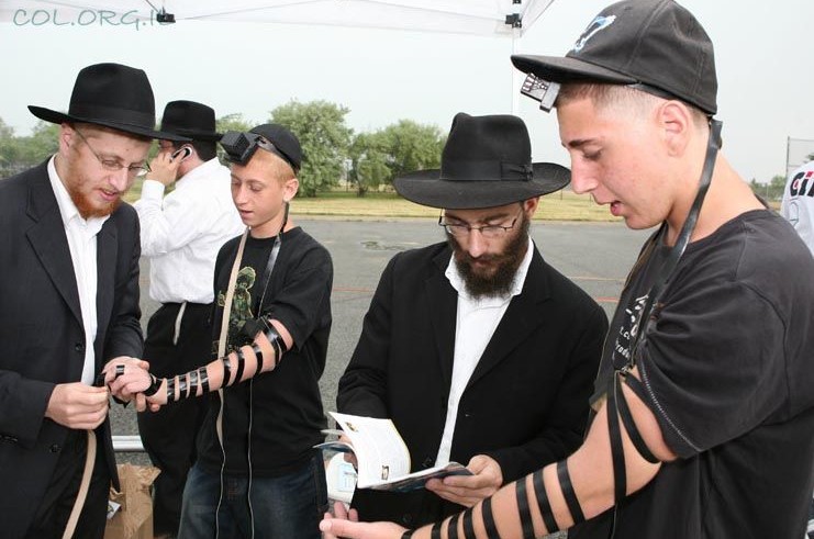 מאות יהודים הניחו תפילין בפסטיבל הרוסי בניו-יורק