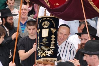 ספר תורה הוכנס לקהילה היהודית בצ'רקסי, אוקראינה 