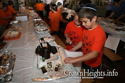 ילדי קראון-הייטס אפו עוגות ותרמו אותן לנזקקים