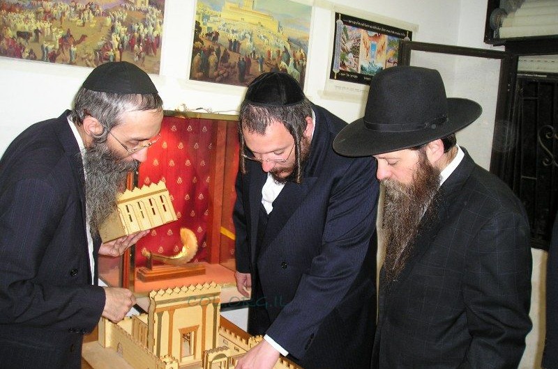 עסקני ביתר עילית ביקרו בתערוכת המקדש 